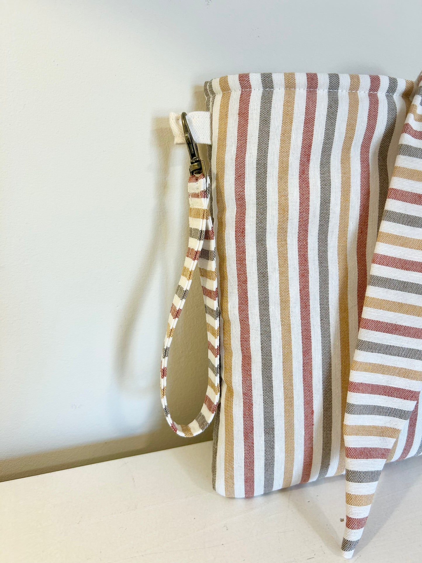 Funda acolchada con asa para libros / agendas - rayas tonos tierra