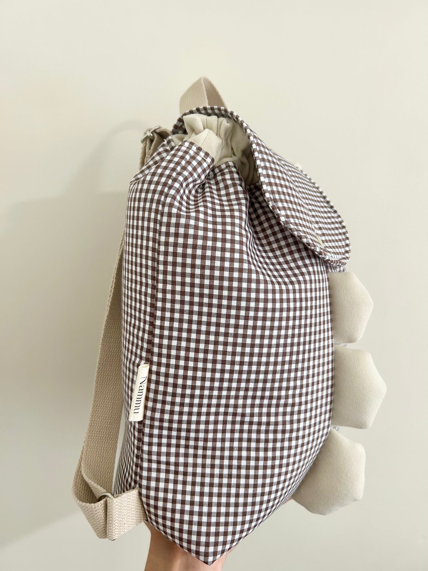 Mochila infantil Dino - cuadros vichy marrón chocolate / beige