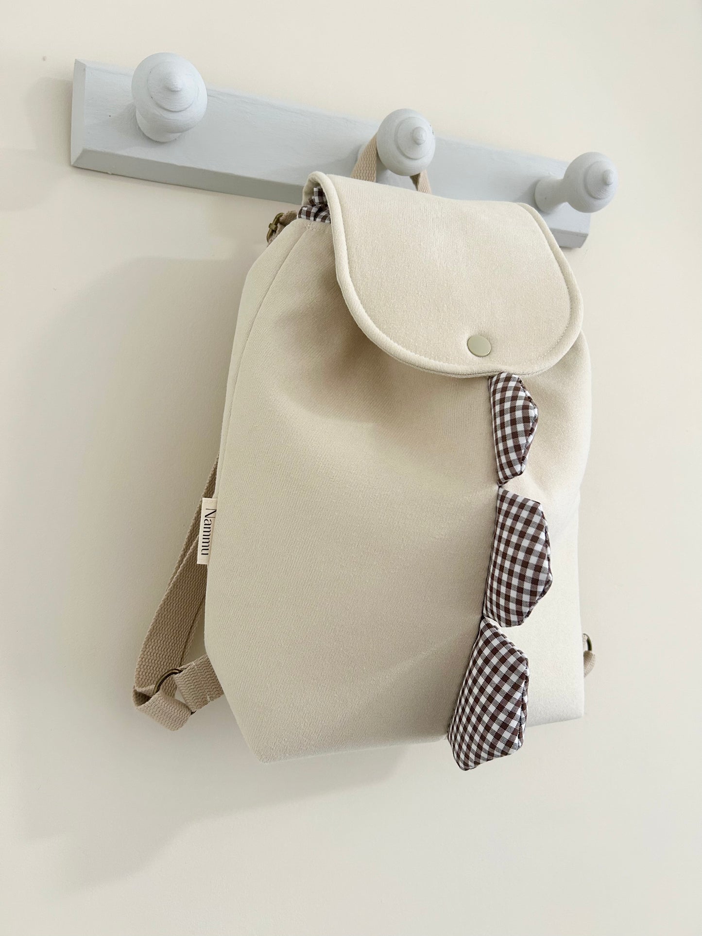 Mochila infantil Dino - beige / cuadros vichy marrón chocolate.