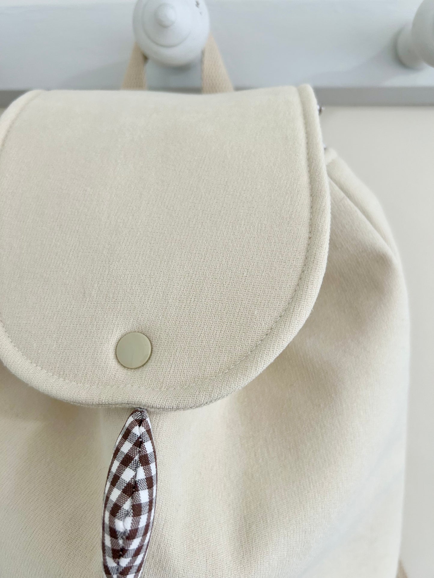 Mochila infantil Dino - beige / cuadros vichy marrón chocolate.