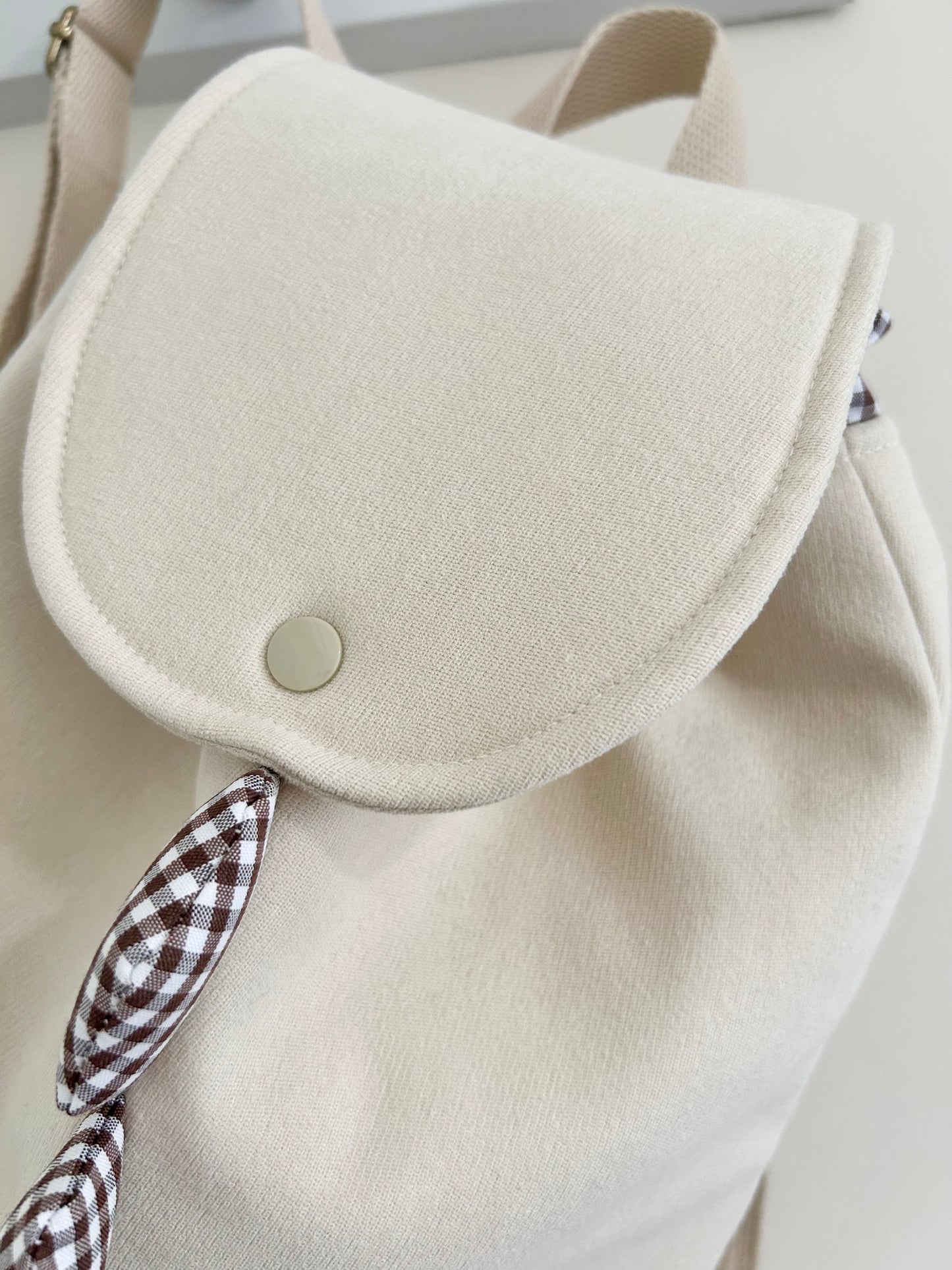 Mochila infantil Dino - beige / cuadros vichy marrón chocolate.