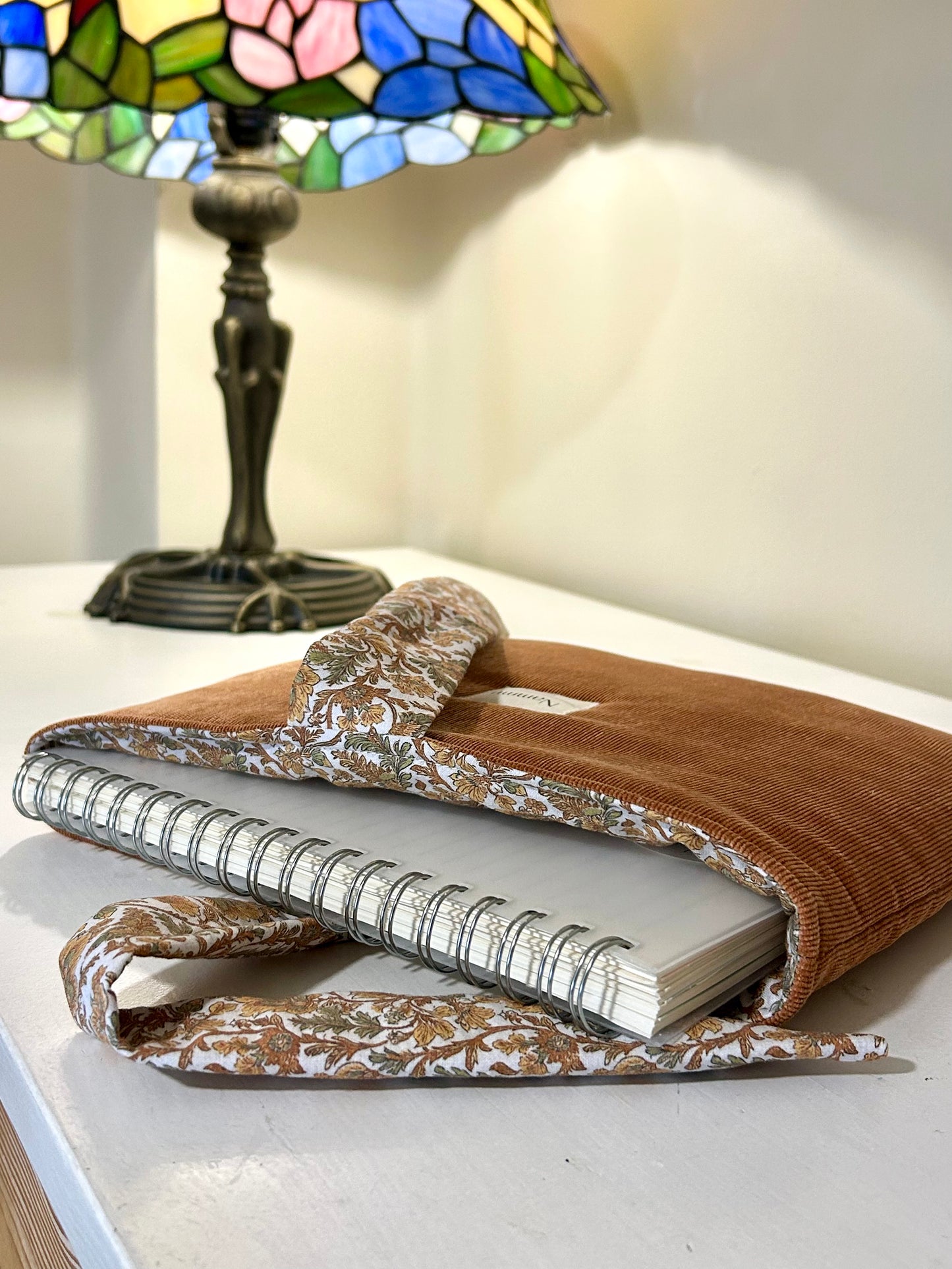 Funda para Libros, Agendas, Tablets - Micropana Camel y Flores Vintage.