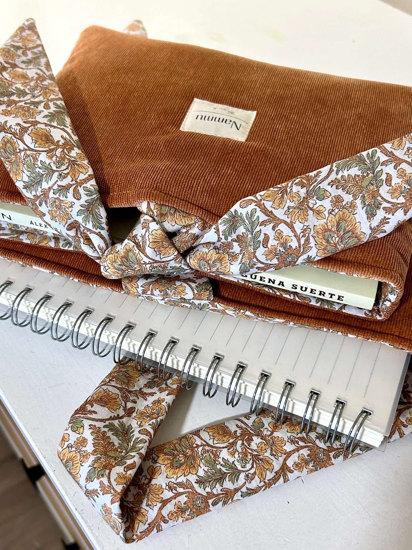 Funda para Libros, Agendas, Tablets - Micropana Camel y Flores Vintage.